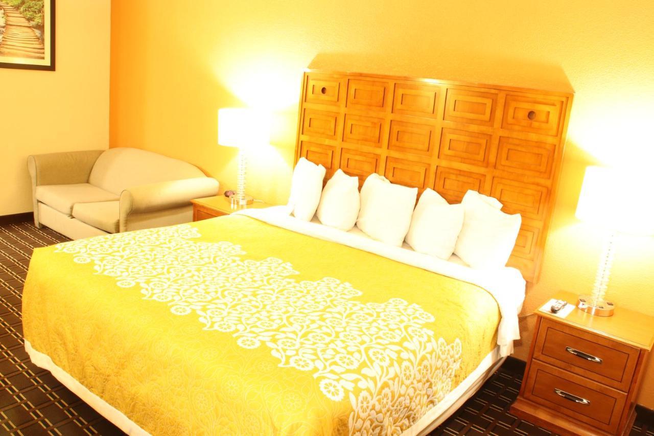 Days Inn By Wyndham Black River Falls - Access To Atv Trail Exteriör bild