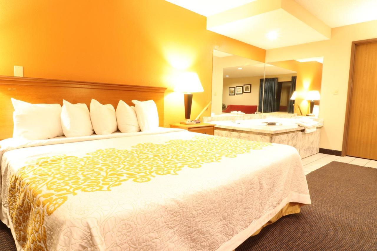 Days Inn By Wyndham Black River Falls - Access To Atv Trail Exteriör bild