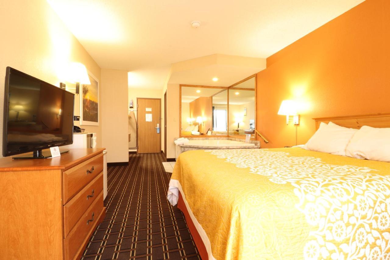 Days Inn By Wyndham Black River Falls - Access To Atv Trail Exteriör bild