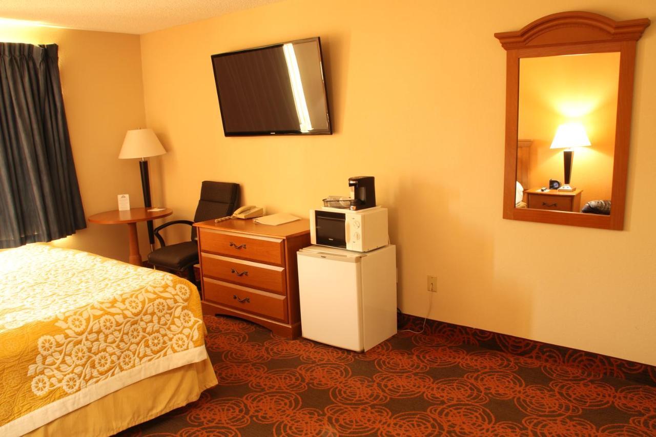 Days Inn By Wyndham Black River Falls - Access To Atv Trail Exteriör bild