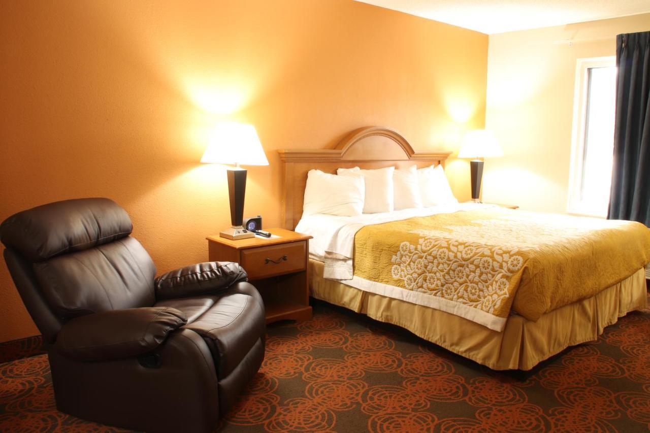 Days Inn By Wyndham Black River Falls - Access To Atv Trail Exteriör bild