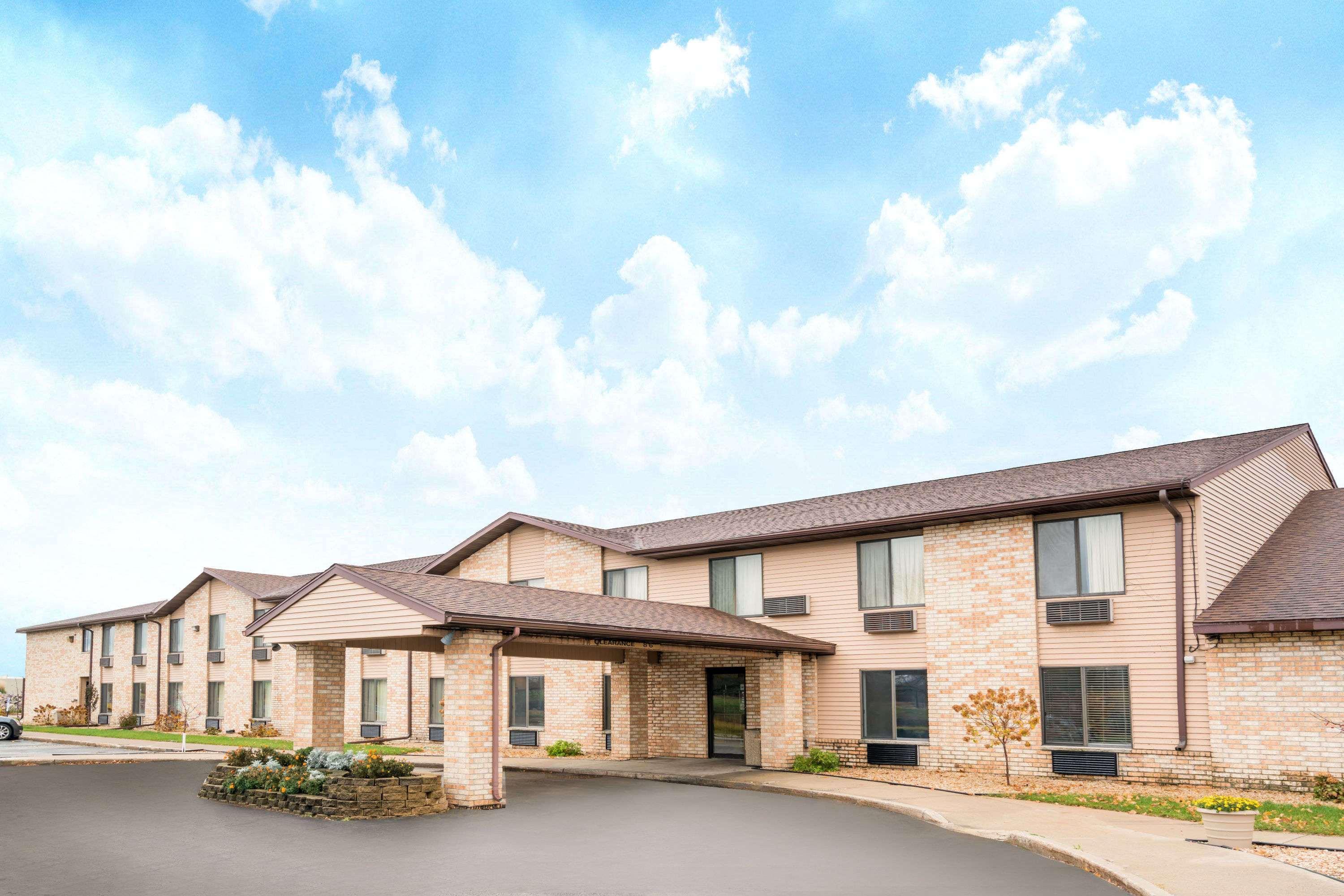 Days Inn By Wyndham Black River Falls - Access To Atv Trail Exteriör bild