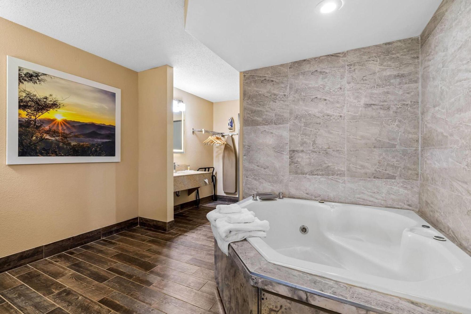 Days Inn By Wyndham Black River Falls - Access To Atv Trail Exteriör bild