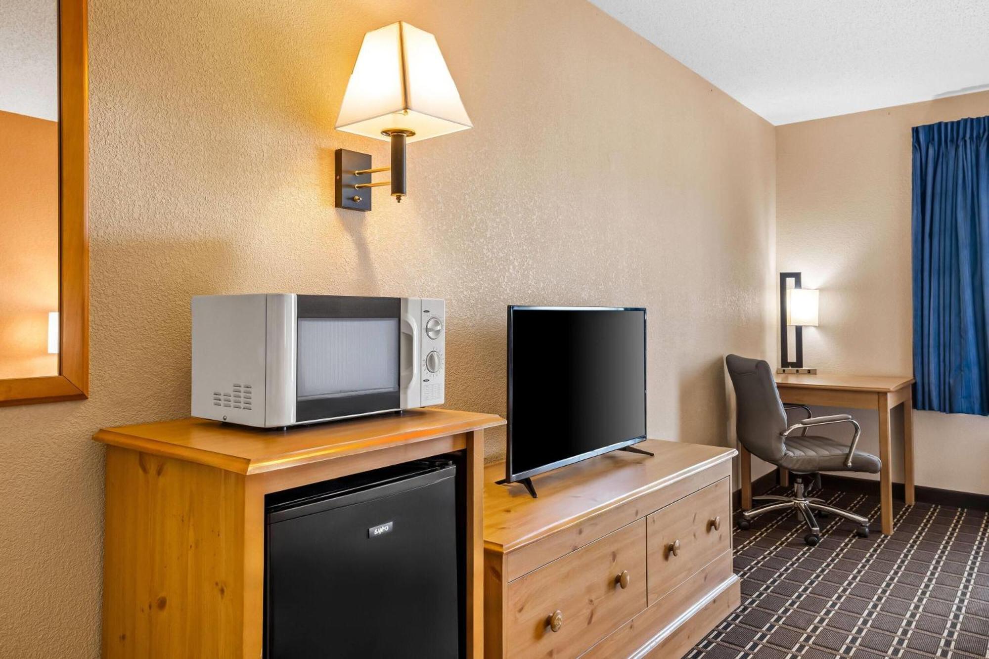 Days Inn By Wyndham Black River Falls - Access To Atv Trail Exteriör bild