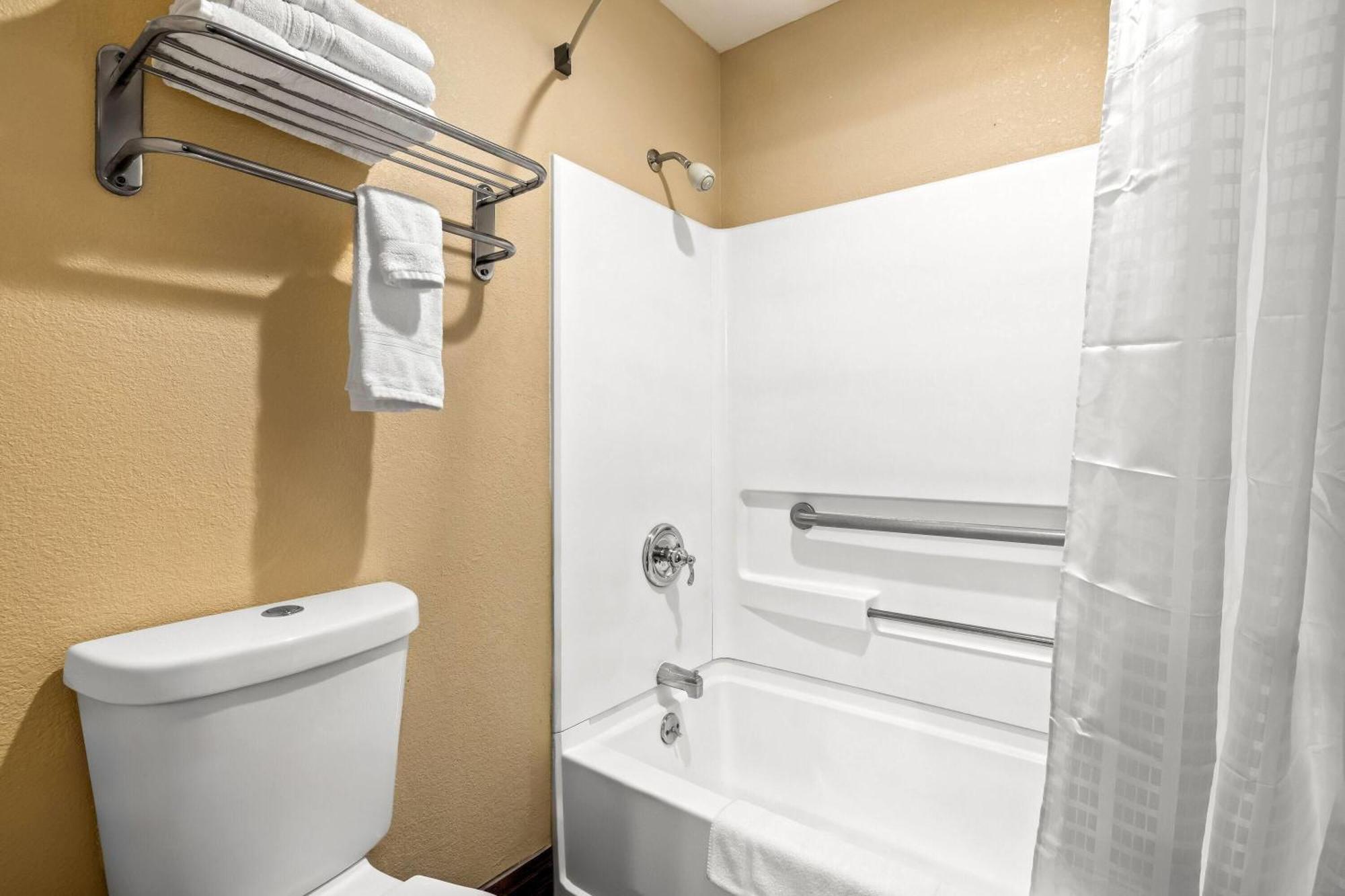 Days Inn By Wyndham Black River Falls - Access To Atv Trail Exteriör bild