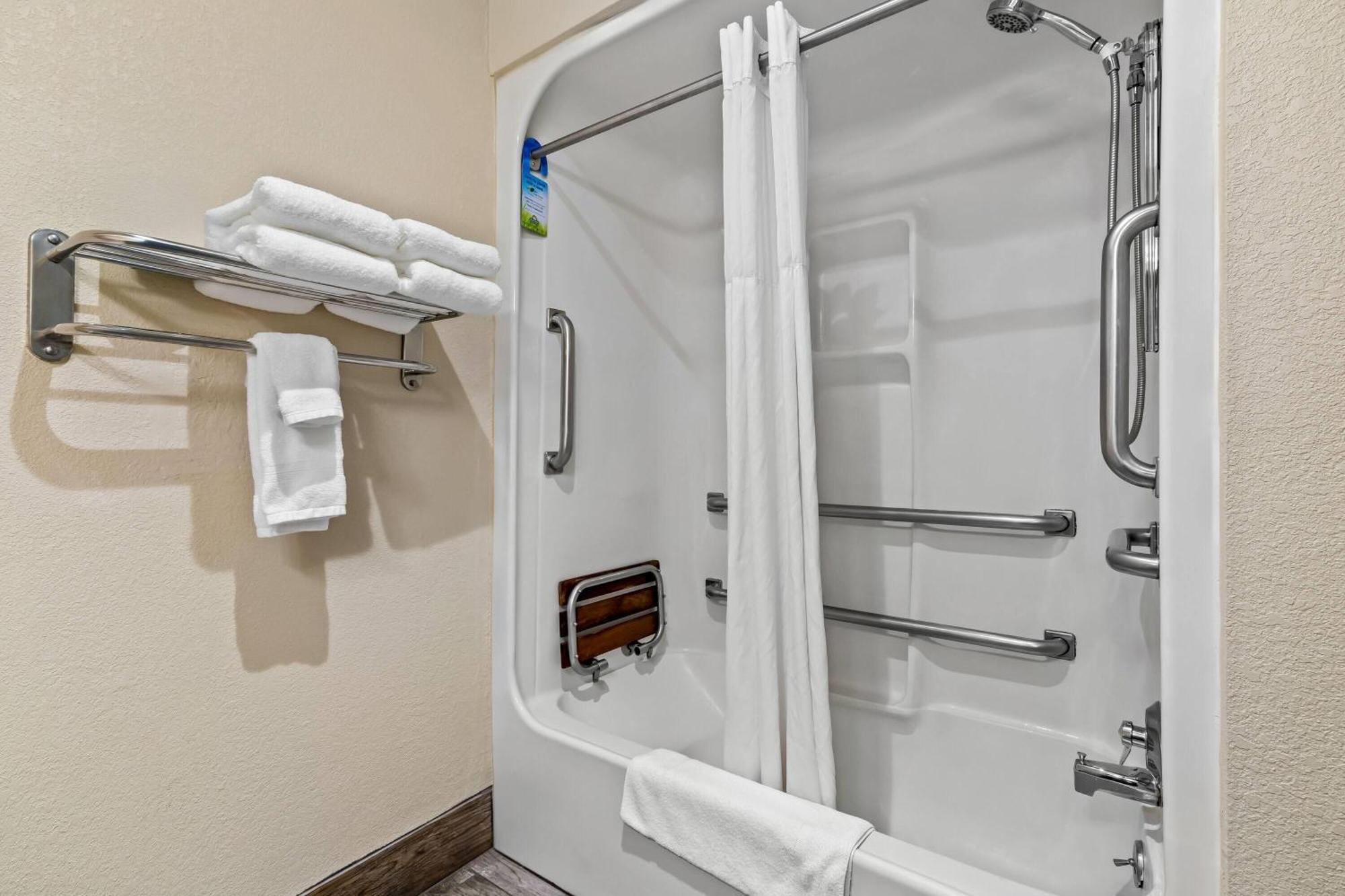 Days Inn By Wyndham Black River Falls - Access To Atv Trail Exteriör bild