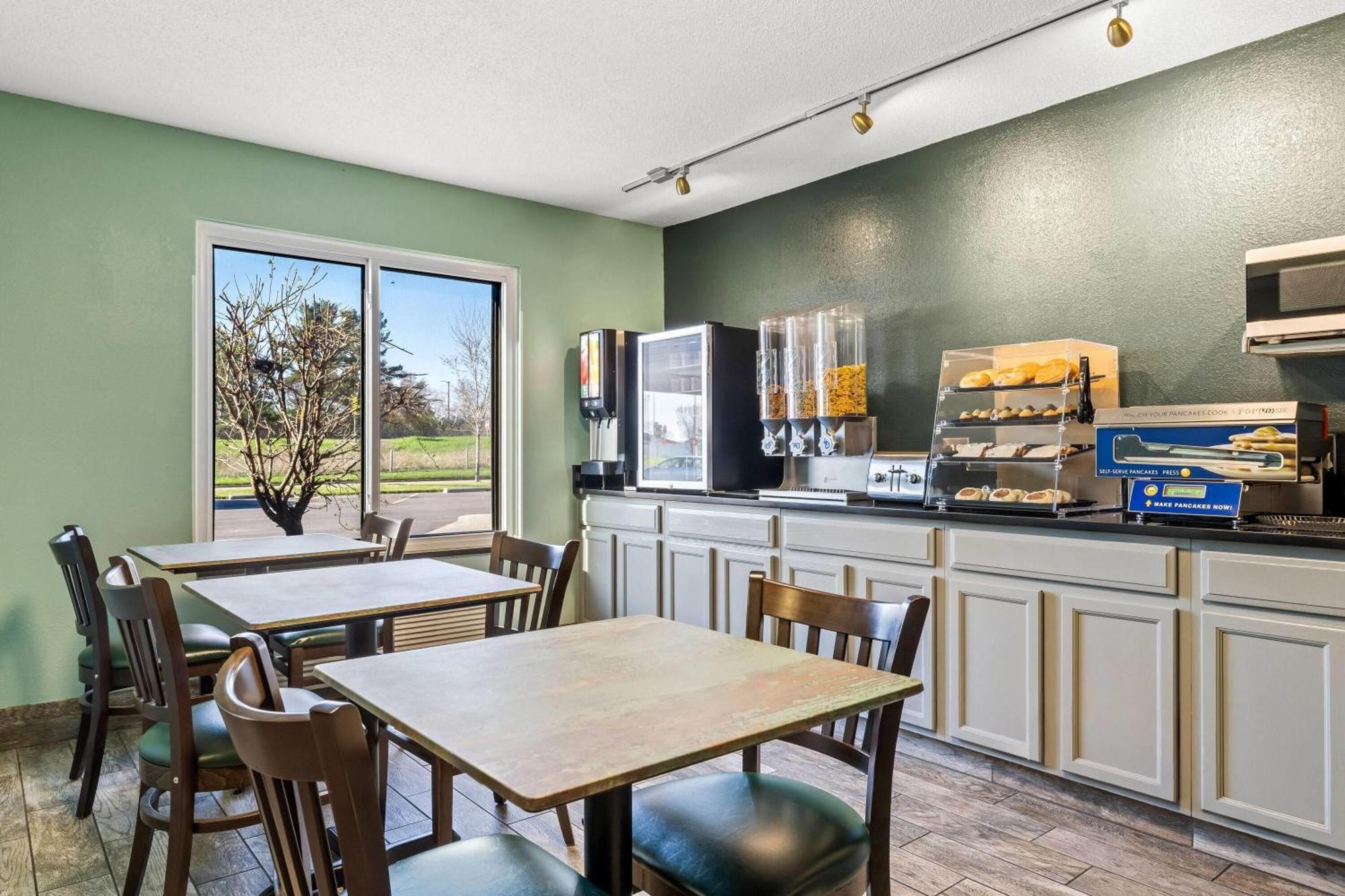 Days Inn By Wyndham Black River Falls - Access To Atv Trail Exteriör bild