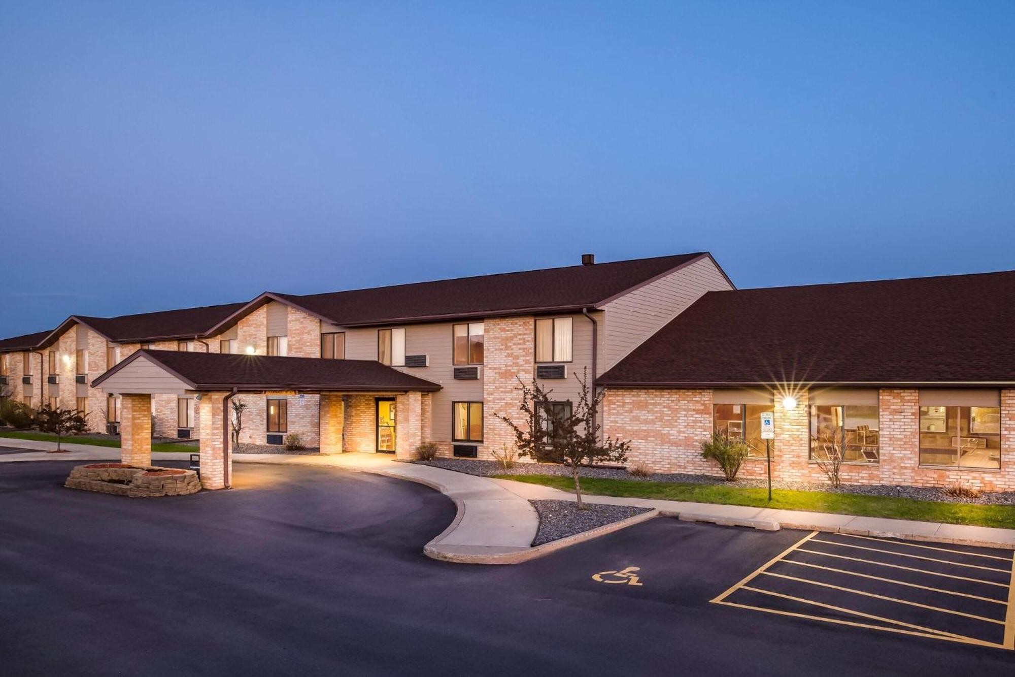 Days Inn By Wyndham Black River Falls - Access To Atv Trail Exteriör bild